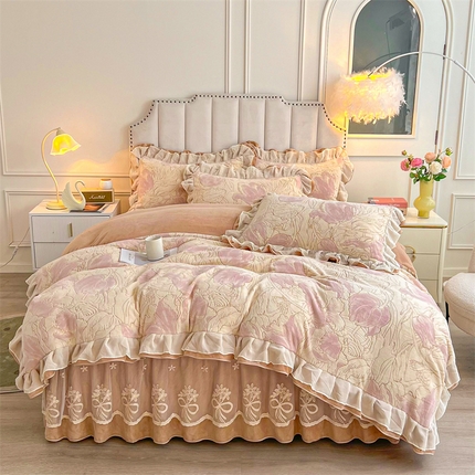 91家纺网 家纺一手货源 找家纺 （总）宜凡家纺 2024新款牛奶绒雕花绒床裙四件套