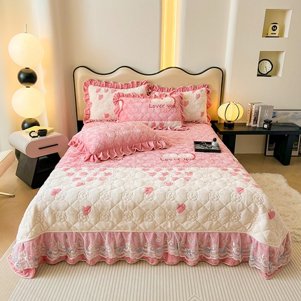 宜凡家纺 2024新款牛奶绒印花夹棉花边床盖三件套 心动时刻 粉