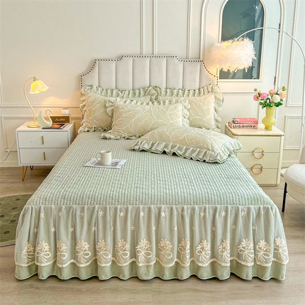 91家纺网 家纺一手货源 找家纺 （总）宜凡家纺 2024新款牛奶绒雕花绒床裙三件套