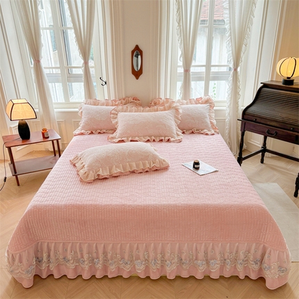 91家纺网 家纺一手货源 找家纺 （总）宜凡家纺 2024新款牛奶绒雕花绒床盖三件套