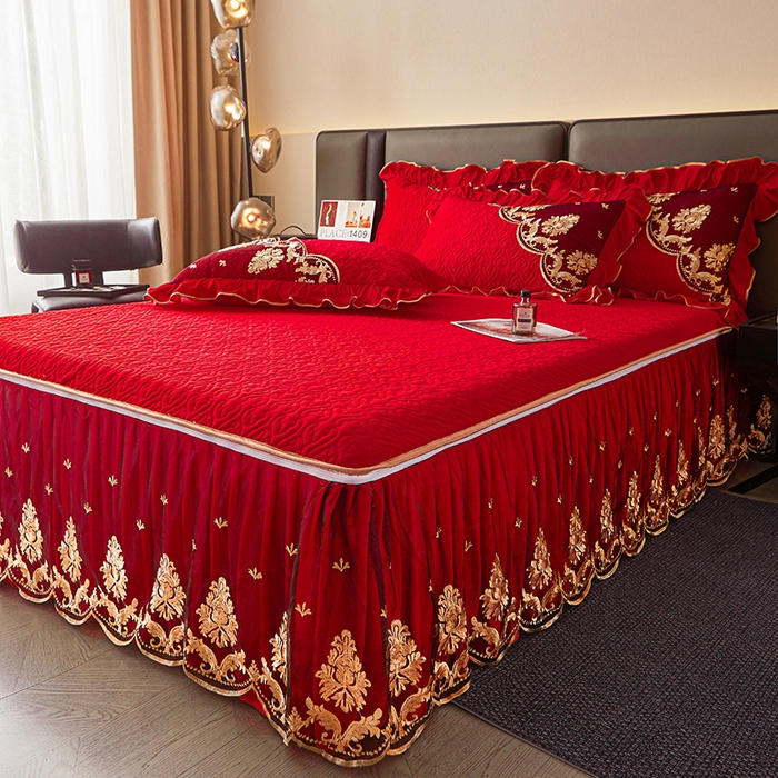 91家纺网 家纺一手货源 找家纺 罗艺轩 2024新款高克重水晶绒夹棉床裙三件套-欧典风尚 欧典风尚-喜庆红