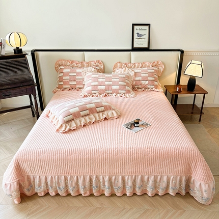 91家纺网 家纺一手货源 找家纺 宜凡家纺 2024新款高克重牛奶绒兔绒床盖三件套 都市剪影 粉