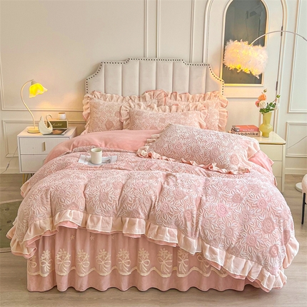 91家纺网 家纺一手货源 找家纺 （总）宜凡家纺 2024新款牛奶绒雕花绒床裙四件套