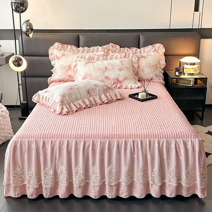 91家纺网 家纺一手货源 找家纺 宜凡家纺 2024新款高克重牛奶绒兔绒床裙三件套 云雾深深 粉
