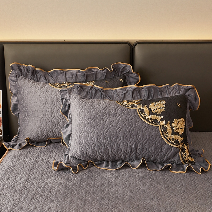 91家纺网 家纺一手货源 找家纺 罗艺轩 2024新款高克重水晶绒夹棉床裙三件套-欧典风尚 欧典风尚-高级灰