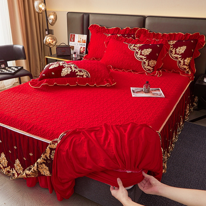 91家纺网 家纺一手货源 找家纺 罗艺轩 2024新款高克重水晶绒夹棉床裙三件套-欧典风尚 欧典风尚-喜庆红
