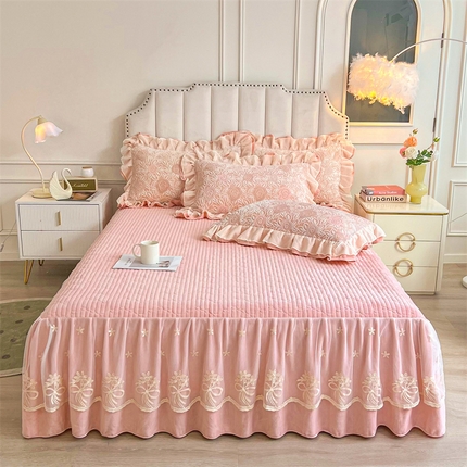 91家纺网 家纺一手货源 找家纺 （总）宜凡家纺 2024新款牛奶绒雕花绒床裙三件套