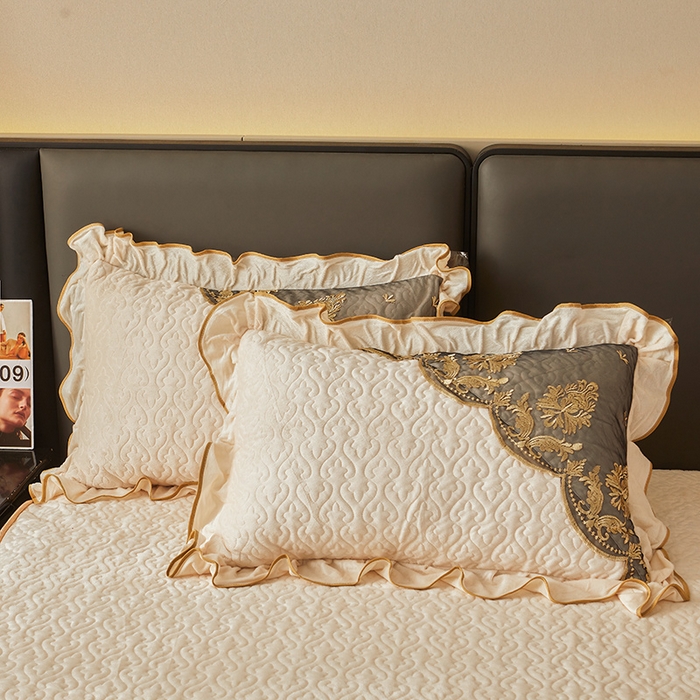 91家纺网 家纺一手货源 找家纺 罗艺轩 2024新款高克重水晶绒夹棉床裙三件套-欧典风尚 欧典风尚-珍珠白