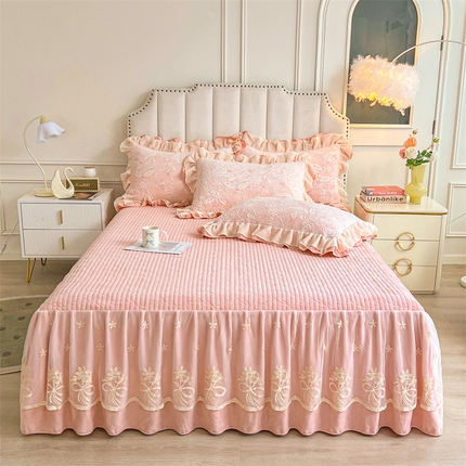 91家纺网 家纺一手货源 找家纺 （总）宜凡家纺 2024新款牛奶绒雕花绒床裙三件套