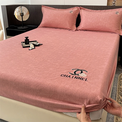 91家纺网 家纺一手货源 找家纺 灰鲸 2025新款秋冬加厚磨毛刺绣床笠 丽莎-樱花粉