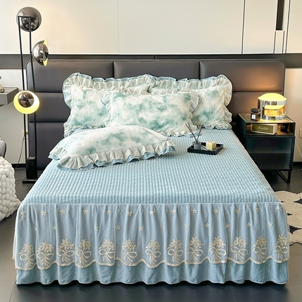 91家纺网 家纺一手货源 找家纺 宜凡家纺 2024新款高克重牛奶绒兔绒床裙三件套 云雾深深 蓝