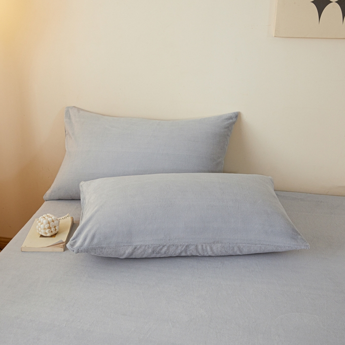 91家纺网 家纺一手货源 找家纺 鑫钰 2024秋冬新款加厚牛奶绒简约纯色床笠 浅灰