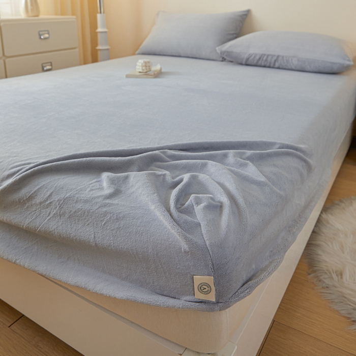 91家纺网 家纺一手货源 找家纺 鑫钰 2024秋冬新款加厚牛奶绒简约纯色床笠 浅灰
