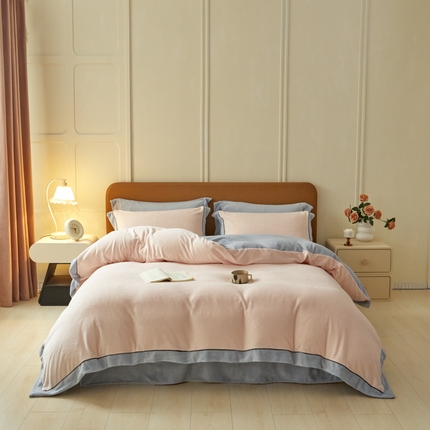 91家纺网 家纺一手货源 找家纺 万盛家纺 2025新款牛奶绒拼色宽边四件套 悠悠粉-水冰蓝