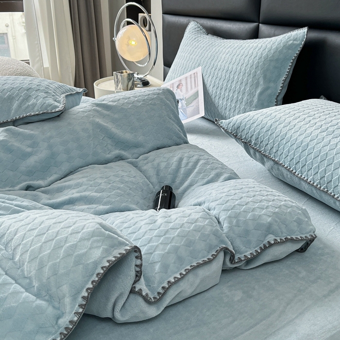 91家纺网 家纺一手货源 找家纺 菡宝 2024新款贝壳边无印风230g雕花绒床单四件套 菱形格-雾兰