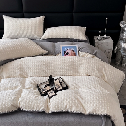 91家纺网 家纺一手货源 找家纺 （总）菡宝 2024新款贝壳边无印风230g雕花绒单被套