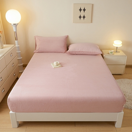 91家纺网 家纺一手货源 找家纺 鑫钰 2024秋冬新款加厚牛奶绒防水床笠 绯粉