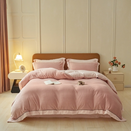 91家纺网 家纺一手货源 找家纺 万盛家纺 2025新款牛奶绒拼色宽边四件套 豆沙-悠悠粉