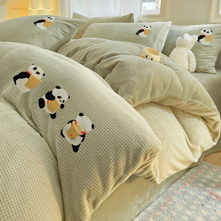 91家纺网 家纺一手货源 找家纺 （总）丽涵家纺 2024秋冬新品立体烂花牛奶绒刺绣四件套-竹篓熊猫