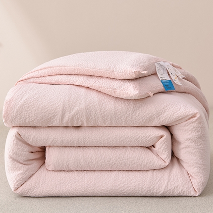 91家纺网 家纺一手货源 找家纺 富威堡家纺 2025新款A类泡泡纱新疆棉花被 薄云粉