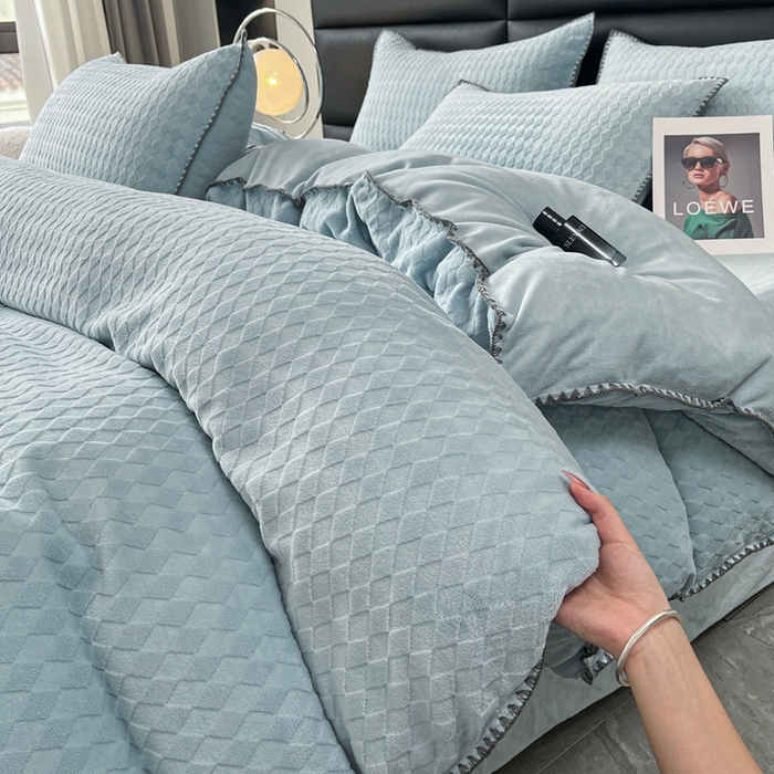 91家纺网 家纺一手货源 找家纺 菡宝 2024新款贝壳边无印风230g雕花绒床单四件套 菱形格-雾兰