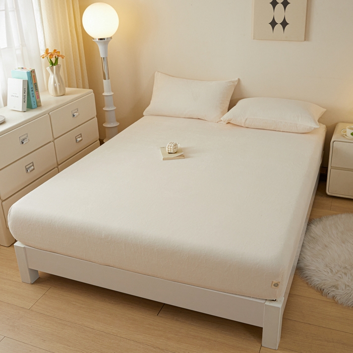 91家纺网 家纺一手货源 找家纺 鑫钰 2024秋冬新款加厚牛奶绒防水床笠 米白