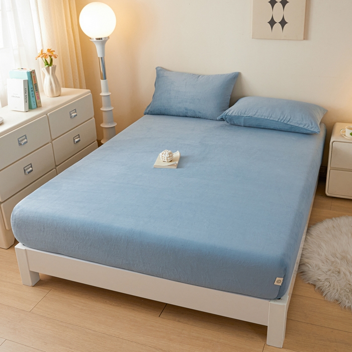 91家纺网 家纺一手货源 找家纺 鑫钰 2024秋冬新款加厚牛奶绒防水床笠 湖蓝