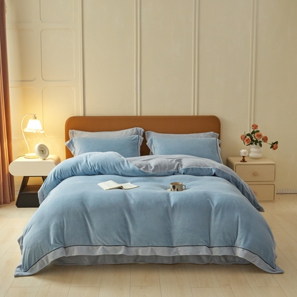 91家纺网 家纺一手货源 找家纺 万盛家纺 2025新款牛奶绒拼色宽边四件套 冰雪蓝-水冰蓝