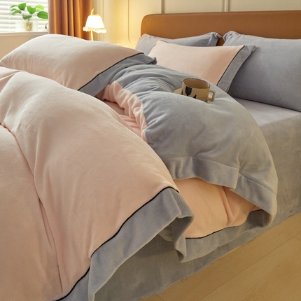 万盛家纺 2025新款牛奶绒拼色宽边四件套 悠悠粉-水冰蓝