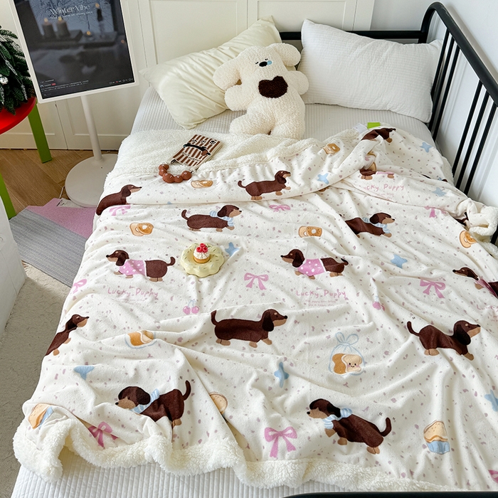 91家纺网 家纺一手货源 找家纺 吉象家纺 2024新款高克重牛奶绒羊羔绒印花毛毯 面包香肠狗