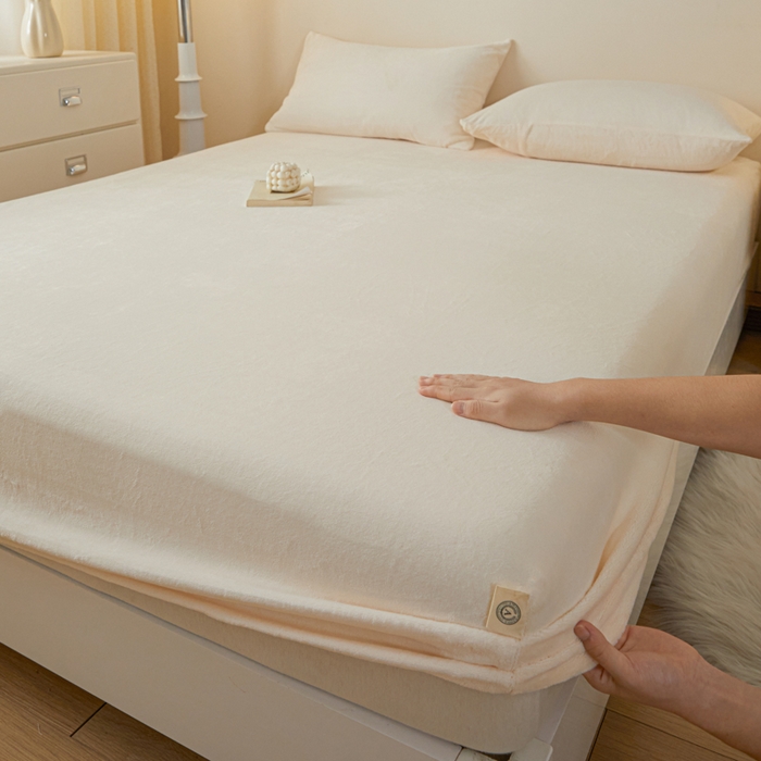 91家纺网 家纺一手货源 找家纺 鑫钰 2024秋冬新款加厚牛奶绒简约纯色床笠 米白