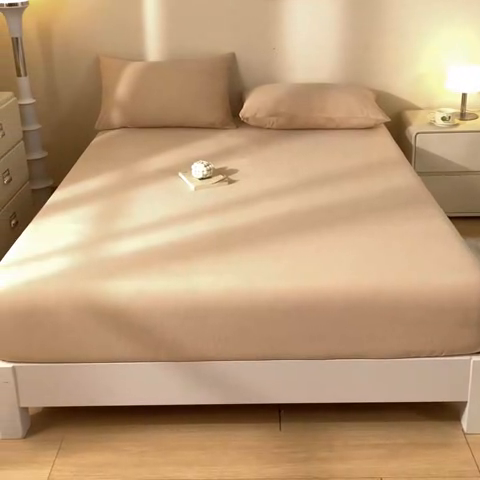 91家纺网 家纺一手货源 找家纺 鑫钰 2024秋冬新款加厚牛奶绒简约纯色床笠 卡其