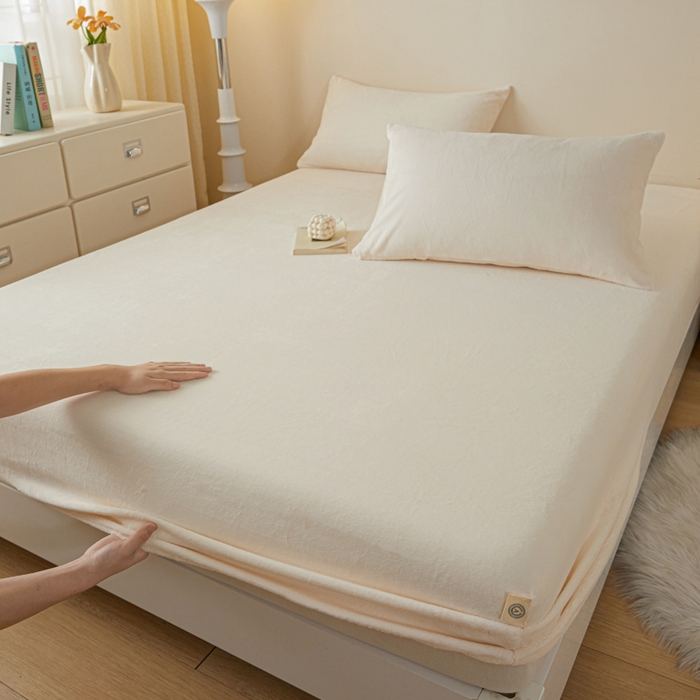 91家纺网 家纺一手货源 找家纺 鑫钰 2024秋冬新款加厚牛奶绒防水床笠 米白