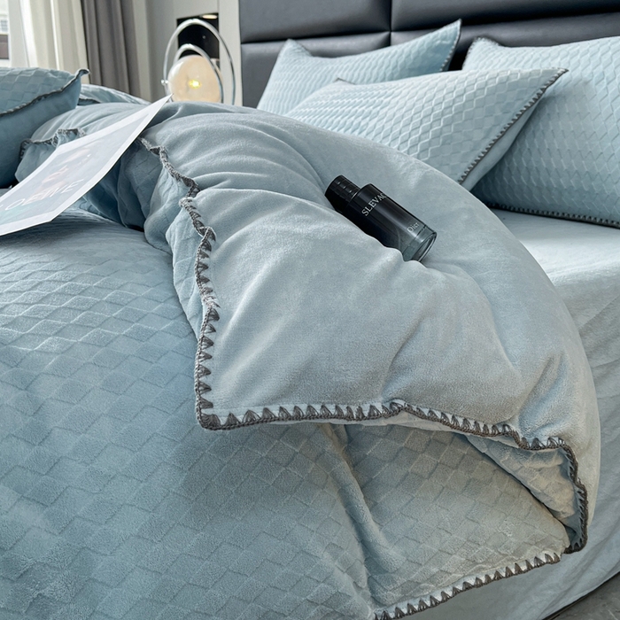 91家纺网 家纺一手货源 找家纺 菡宝 2024新款贝壳边无印风230g雕花绒床单四件套 菱形格-雾兰