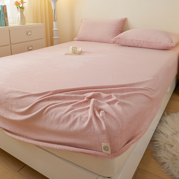 91家纺网 家纺一手货源 找家纺 鑫钰 2024秋冬新款加厚牛奶绒简约纯色床笠 绯粉