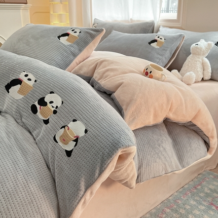 丽涵家纺 2024秋冬新品立体烂花牛奶绒刺绣四件套-竹篓熊猫 竹篓熊猫-浅灰