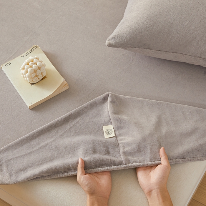 91家纺网 家纺一手货源 找家纺 鑫钰 2024秋冬新款加厚牛奶绒防水床笠 紫灰