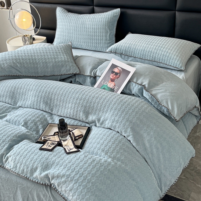 91家纺网 家纺一手货源 找家纺 菡宝 2024新款贝壳边无印风230g雕花绒床单四件套 菱形格-雾兰