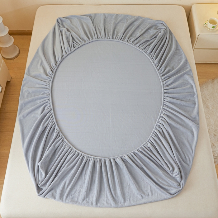 91家纺网 家纺一手货源 找家纺 鑫钰 2024秋冬新款加厚牛奶绒简约纯色床笠 浅灰