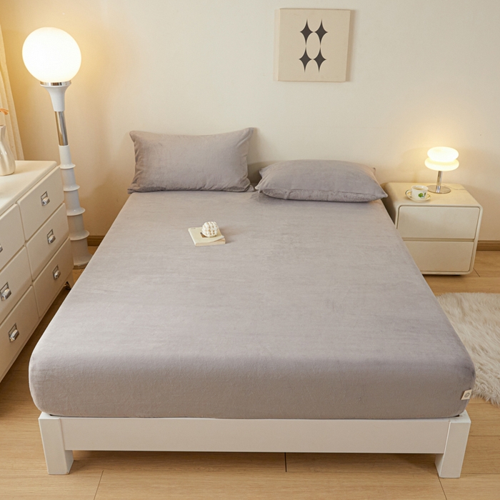 91家纺网 家纺一手货源 找家纺 鑫钰 2024秋冬新款加厚牛奶绒简约纯色床笠 紫灰