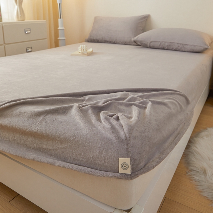 91家纺网 家纺一手货源 找家纺 鑫钰 2024秋冬新款加厚牛奶绒简约纯色床笠 紫灰