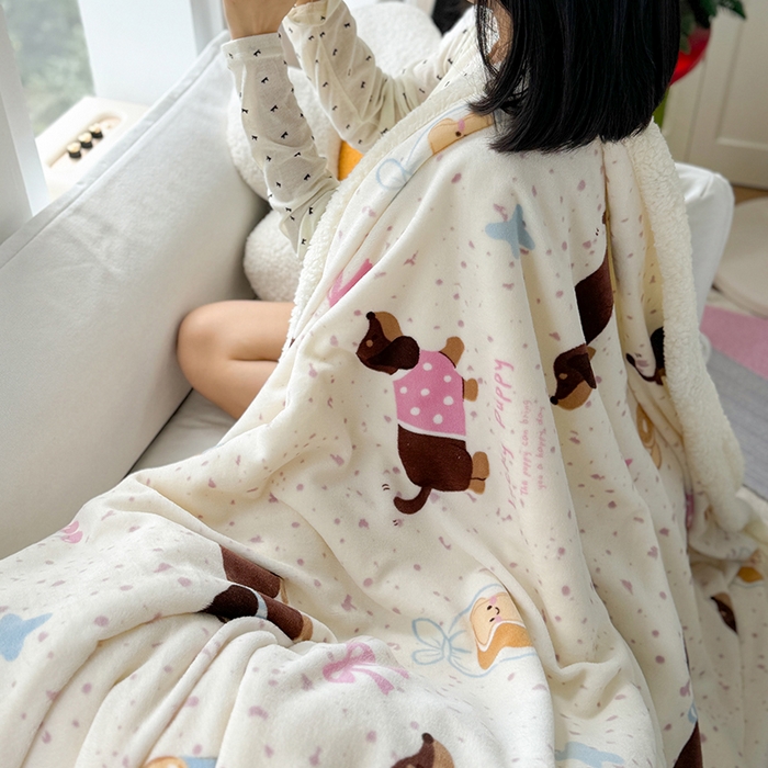 91家纺网 家纺一手货源 找家纺 吉象家纺 2024新款高克重牛奶绒羊羔绒印花毛毯 面包香肠狗