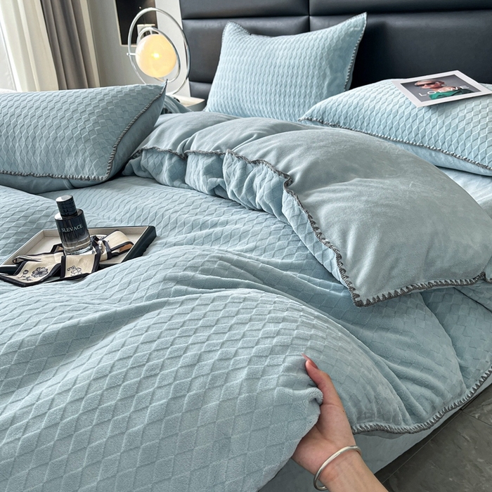 91家纺网 家纺一手货源 找家纺 菡宝 2024新款贝壳边无印风230g雕花绒床单四件套 菱形格-雾兰