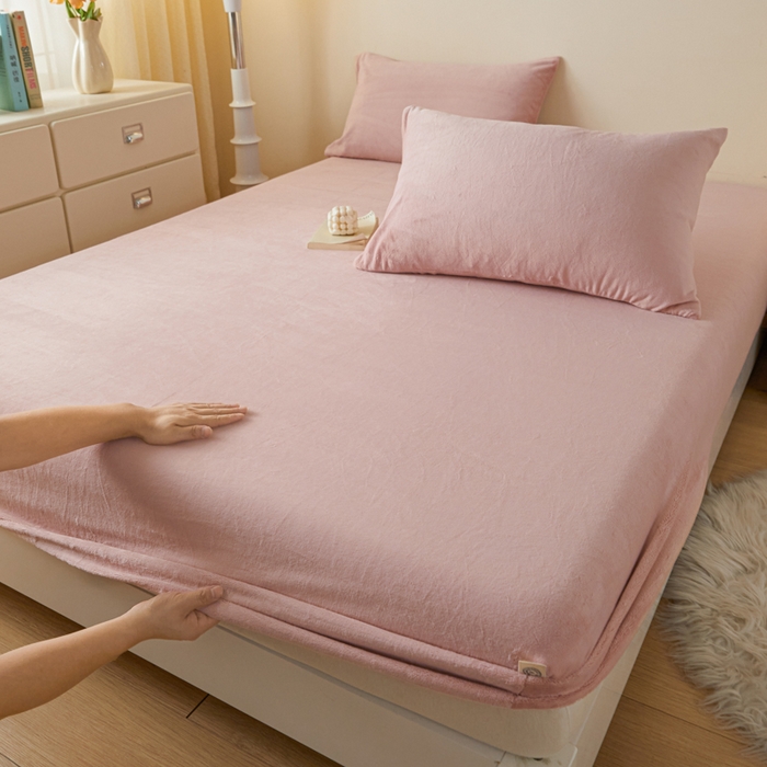 91家纺网 家纺一手货源 找家纺 鑫钰 2024秋冬新款加厚牛奶绒防水床笠 绯粉