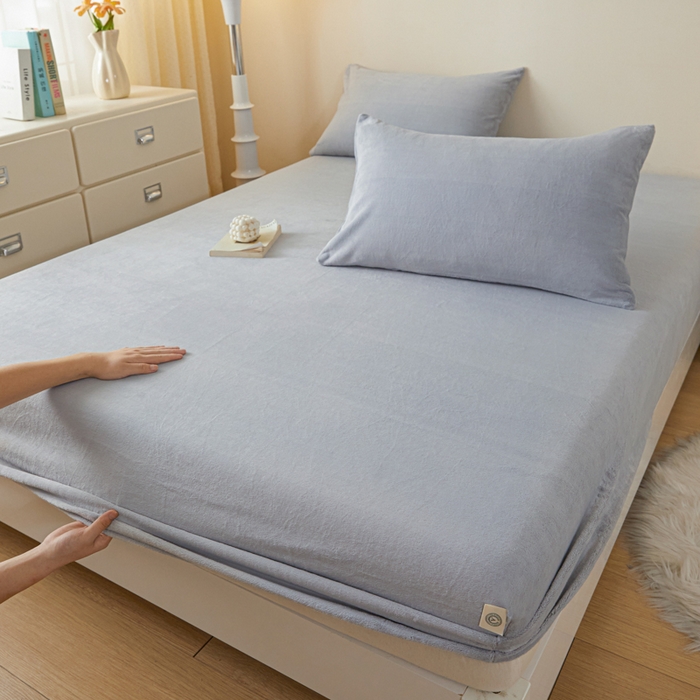 91家纺网 家纺一手货源 找家纺 鑫钰 2024秋冬新款加厚牛奶绒防水床笠 浅灰