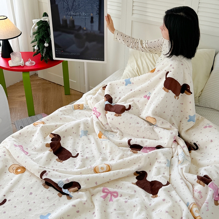 91家纺网 家纺一手货源 找家纺 吉象家纺 2024新款高克重牛奶绒羊羔绒印花毛毯 面包香肠狗