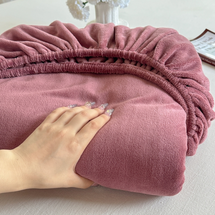 91家纺网 家纺一手货源 找家纺 简宜家居（朝初家纺） 2025新款200克牛奶绒A版床笠 酒红