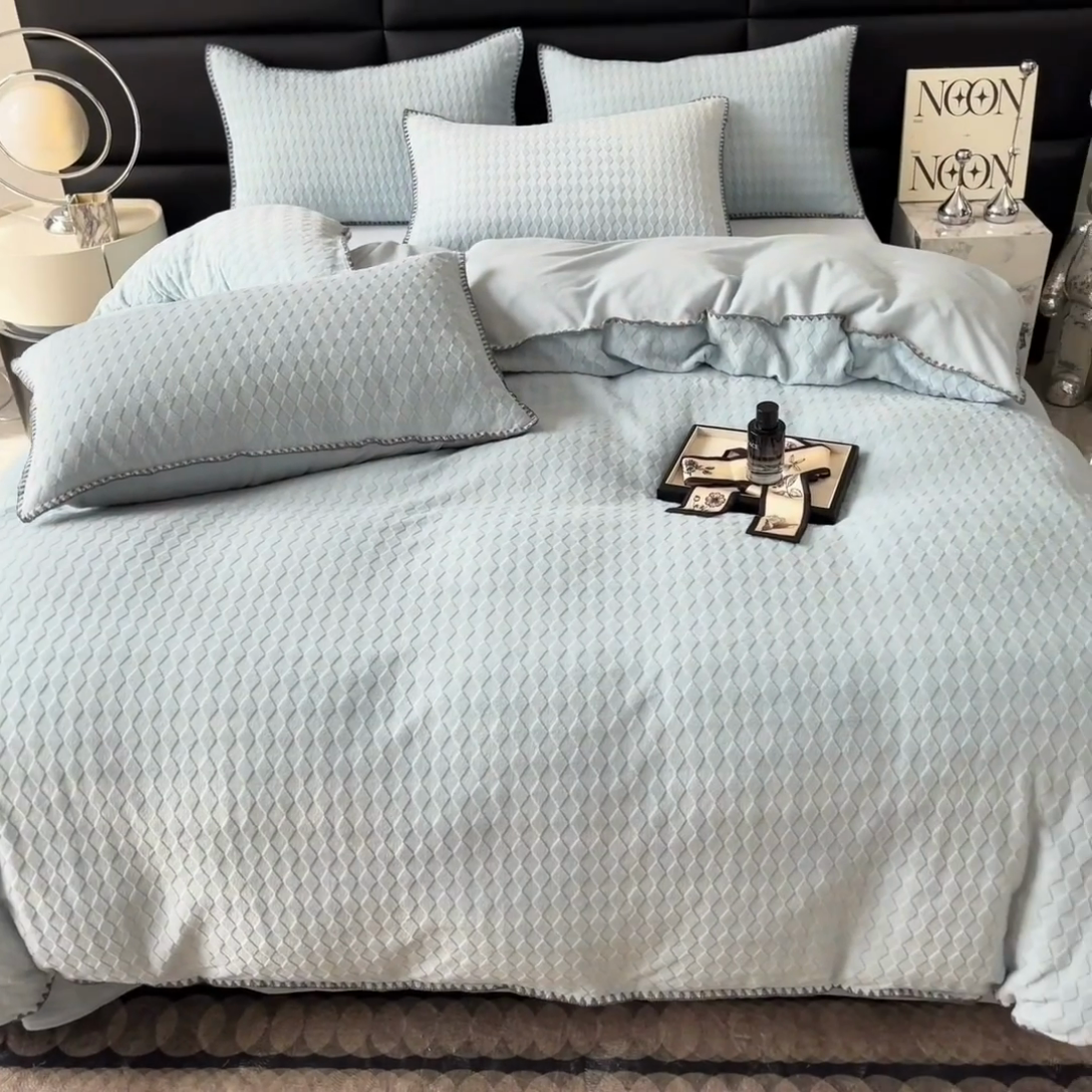 91家纺网 家纺一手货源 找家纺 菡宝 2024新款贝壳边无印风230g雕花绒床单四件套 菱形格-雾兰