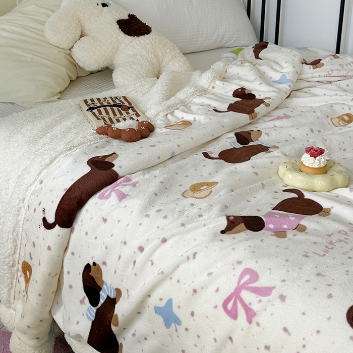 91家纺网 家纺一手货源 找家纺 吉象家纺 2024新款高克重牛奶绒羊羔绒印花毛毯 面包香肠狗