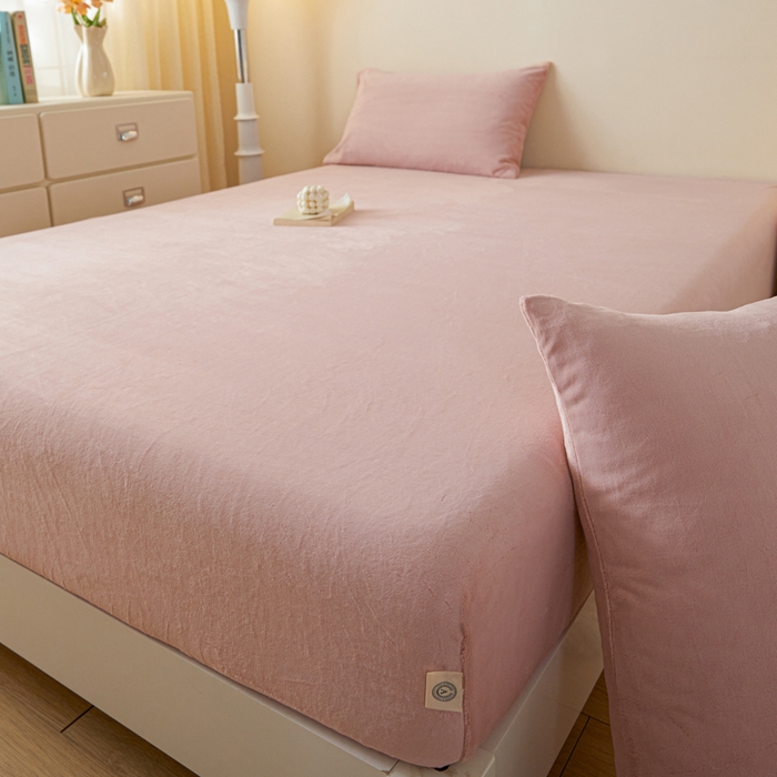 91家纺网 家纺一手货源 找家纺 鑫钰 2024秋冬新款加厚牛奶绒防水床笠 绯粉